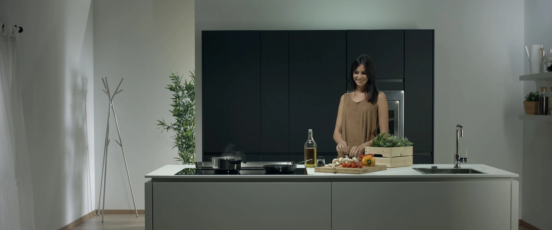 Guarda lo spot video multilingua realizzato<br>nel nostro studio cyclorama